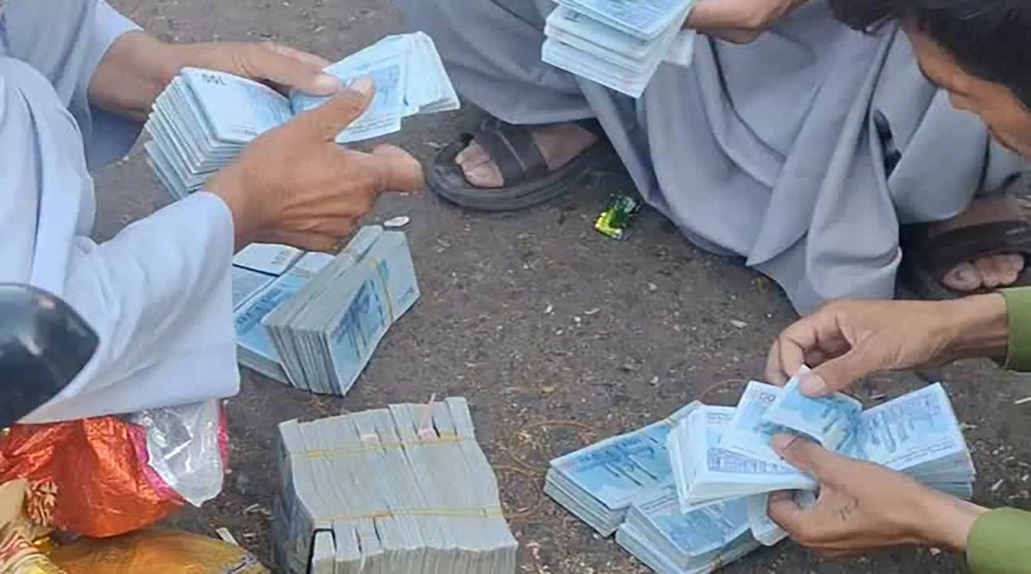 تصاویر فروش اسکناس ایرانی در افغانستان با سود کلان!