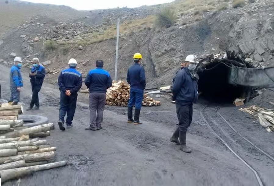 دفن آمارها در زیر آوارها/ مرگ و میر کارگران روی خط کتمان و بی ارادگی