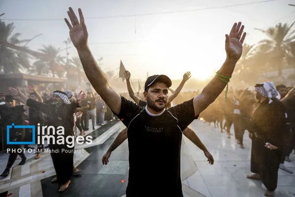 دسته های عزاداران حسینی که جهت حضور در مراسم اربعین خود را به کربلا رساندند، در ساعات مختلف جهت عرض ارادت از طریق بین الحرمین به حرم حضرت عباس (ع) و امام حسین (ع) مشرف می شوند.