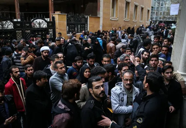 در آستانه فرا رسیدن اربعین حسینی زائران کربلای معلی جهت حضور در مراسم عزاداری حضرت اباعبدالله الحسین (ع) همه روزه مقابل سفارت عراق در تهران جهت دریافت ویزا مراجعه می کنند./MNA
