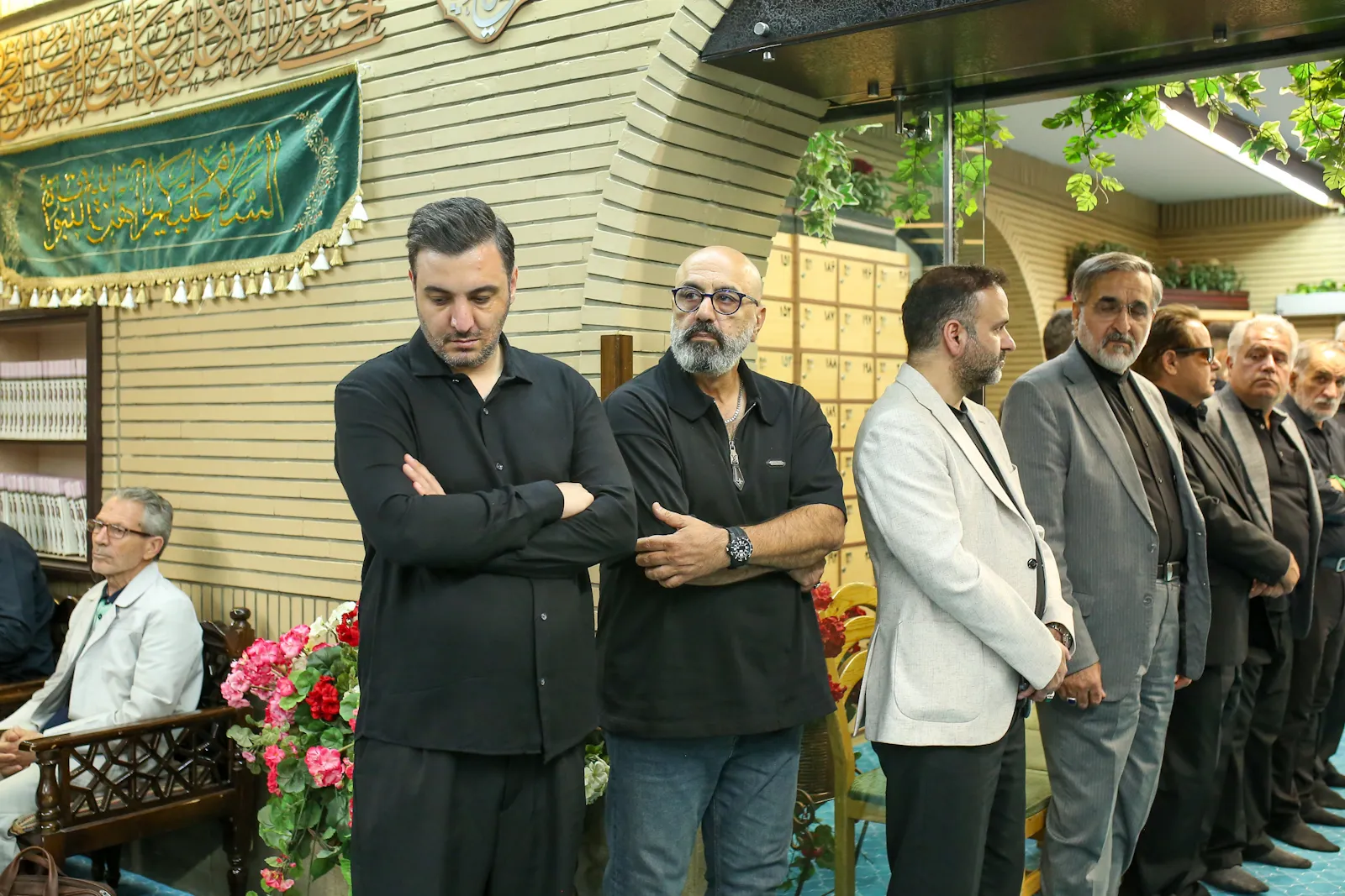 عکس: مراسم یادبود زنده‌یاد اکبر عبدی در مسجد بلال
