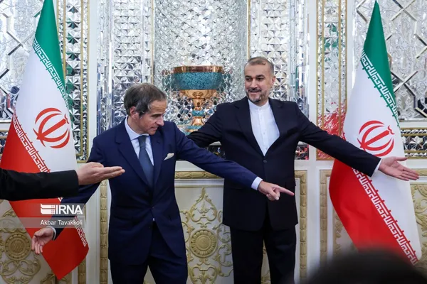  &laquo;رافائل گروسی&raquo; مدیرکل آژانس بین&zwnj;المللی انرژی اتمی، با &laquo;حسین امیرعبداللهیان&raquo; وزیر امور خارجه جمهوری اسلامی ایران دیدار و رایزنی کرد. &laquo;حسین امیرعبداللهیان&raquo; در یک سانحه هوایی، در ۳۰ اردیبهشت ماه ۱۴۰۳ به همراه آیت الله &laquo;سید ابراهیم رئیسی&raquo; به شهادت رسید.