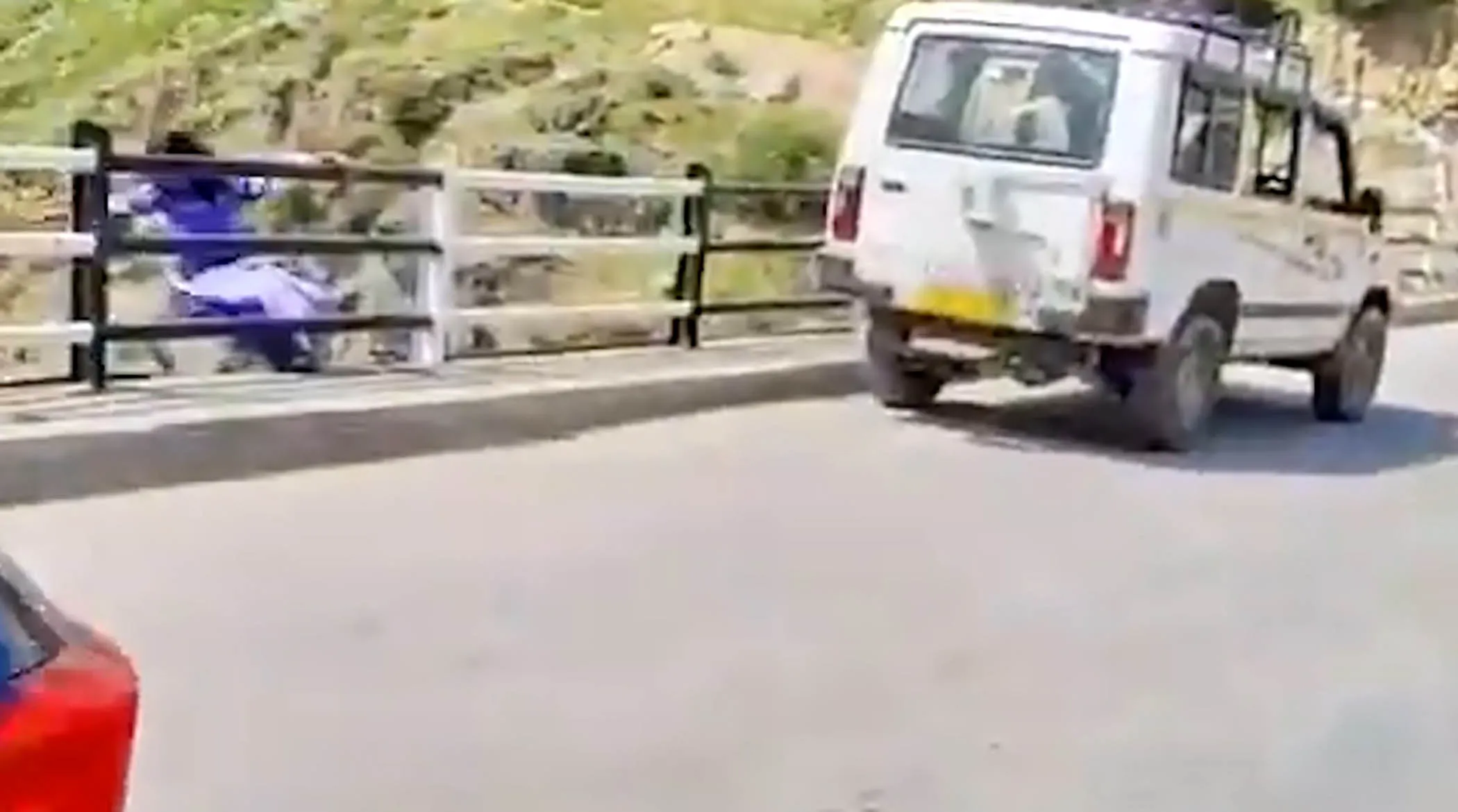 لحظه خودکشی دختر مدل از بالای پل +18