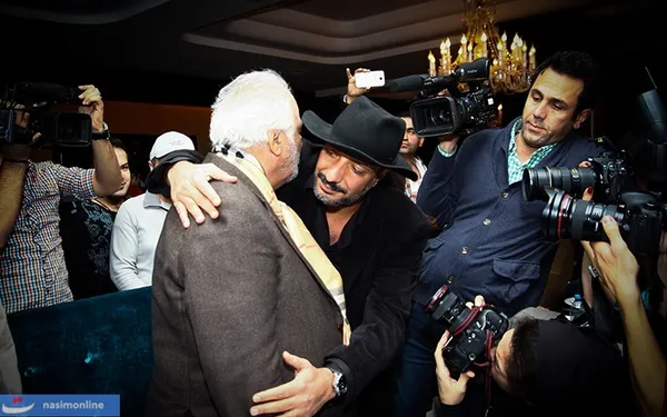 امیر جعفری در حال آغوش کشیدن ناصر ملک مطیعی