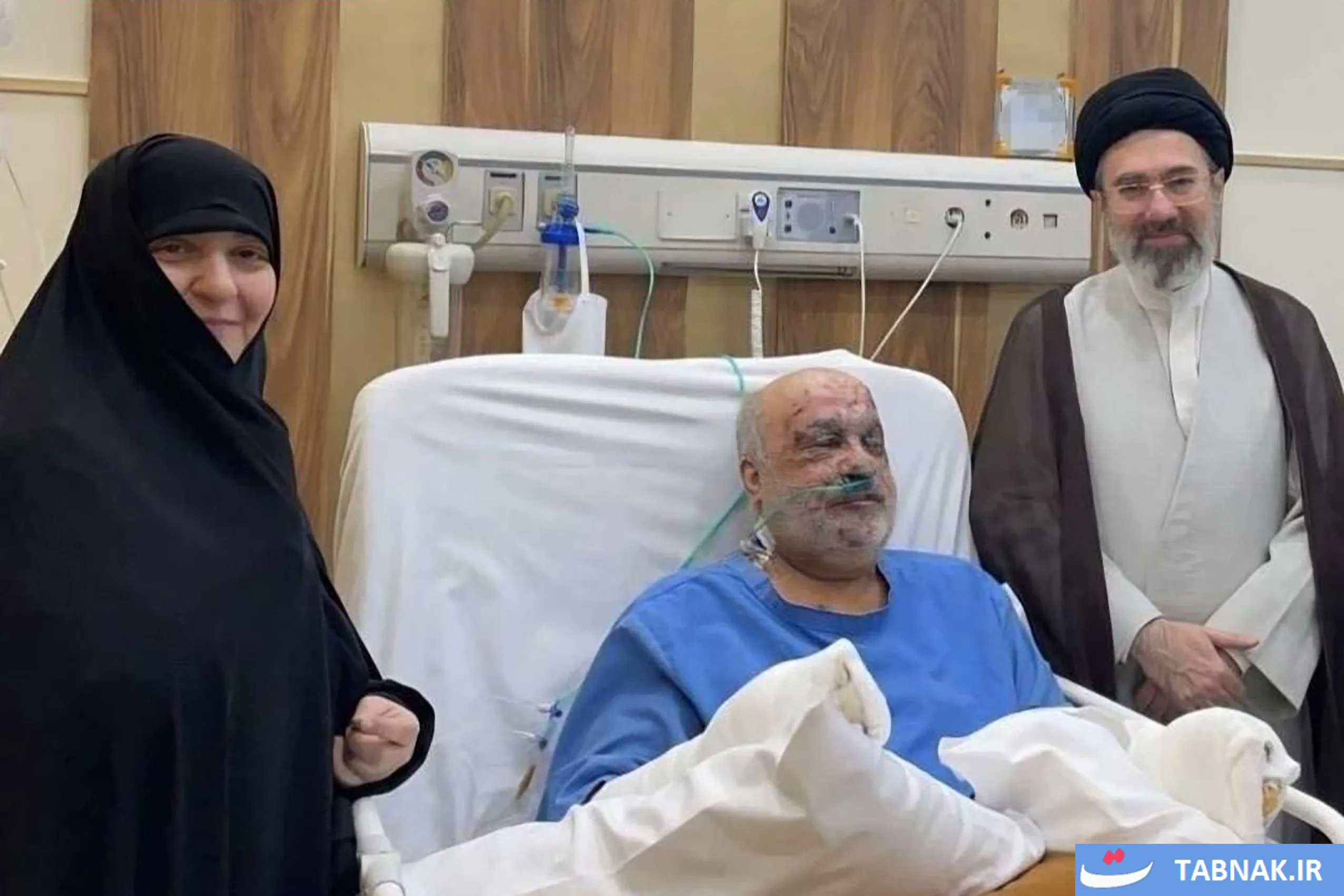 عکس:  عیادت رهبر انقلاب از سفیر مجروح ایران در لبنان