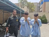 دستگیری دو متهم گردنبند قاپی در کریمخان