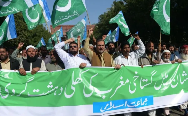 در نخستین جمعه پس از کشته شدن سعید و شریف کواشی، عاملان کشتار در دفتر نشریه طنز فرانسوی شارلی ابدو، گروه&zwnj;هایی در پاکستان از اقدام این دو برادر تقدیر کردند.شماری نیز در ترکیه جمعه بیست و ششم دی در یکی از مساجد مهم استانبول گرد آمدند و برای آمرزش روح دو برادر فرانسوی الجزایری&zwnj;تبار نماز و فاتحه خواندند!/AFP
