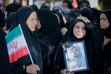 عکس: تشییع پیکر ۲ شهید حادثه بلوار وکیل‌آباد مشهد در حرم مطهر رضوی