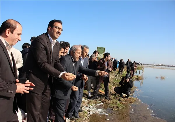 حضور مسئولان در مراسم نمادین غذا دادن به پرندگان مهاجر