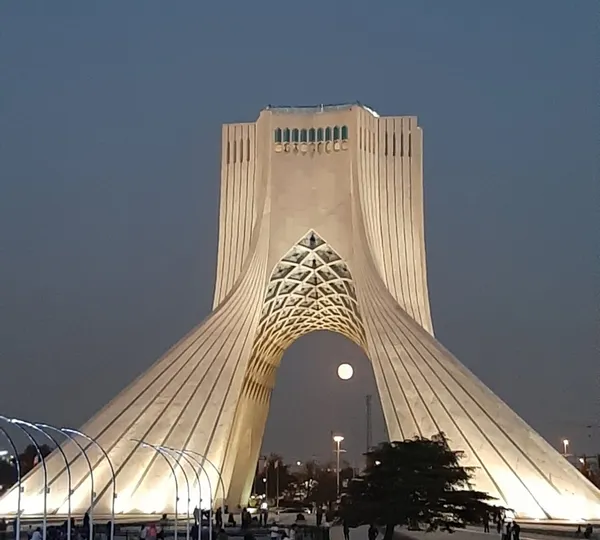 ماه از دل برج آزادی در تهران طلوع می&zwnj;کند. / عکاس: حمیدرضا روحی