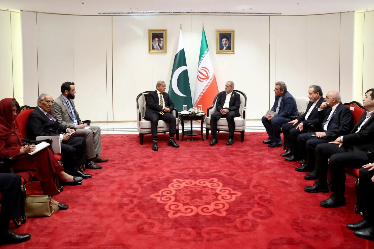 دیدار پزشکیان با شهباز شریف