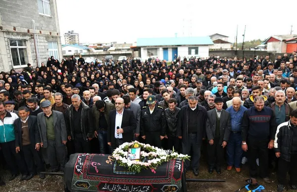 پیکر شادی سرخیل قایقران ۲۱ ساله انزلیچی که هنگام تمرین در تالاب انزلی غرق شده بود عصر چهارشنبه با حضور گستردهٔ مردم تشییع و در طالب آباد تدفین شد. گفتنی است جسد زنده یاد سرخیل پس از ده روز جستجو عصر سه شنبه از آب گرفته شد./MNA

