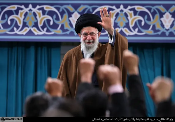 از جمله نکات جالب توجه در دیدار مداحان با رهبر انقلاب، تصاویری است که در آنها بعد از دو سال لبخند معظم له بدون ماسک دیده می&zwnj;شود.
