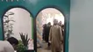 آموزش رژه نظامی به دانش‌آموزان توسط یک روحانی
