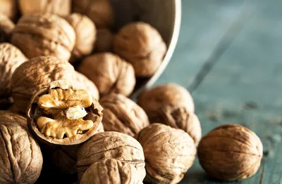 روش پوست کندن راحت گردو