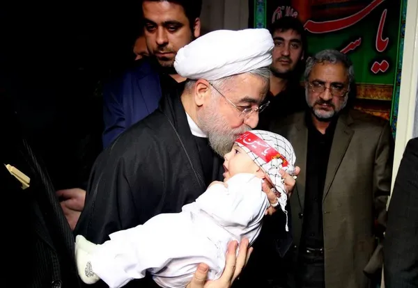 رییس&zwnj;جمهوری روز دوشنبه همزمان با تاسوعای حسینی، با حضور در شیرخوارگاه و خانه نوباوگان آمنه، همراه سیاه&zwnj;پوشان این مرکز به عزاداری حضرت ابا عبدالله الحسین (ع) و یاران باوفای آن حضرت پرداخت./President O.W
