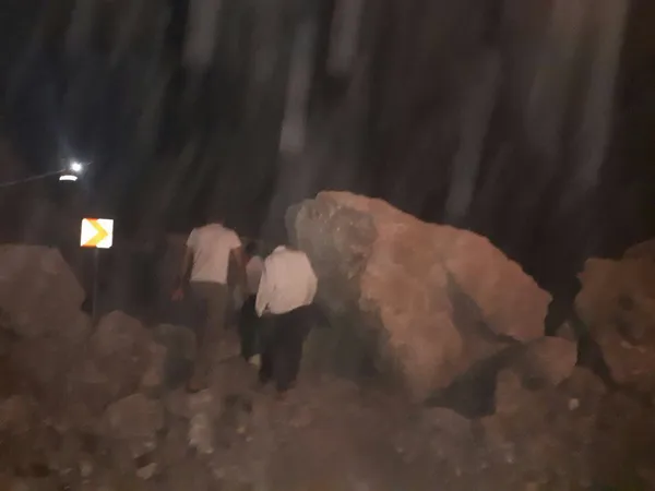 جاده سیاطاهر در شهرستان ثلاث باباجانی پس زلزله جاده سیاطاهر در شهرستان ثلاث باباجانی پس زلزله