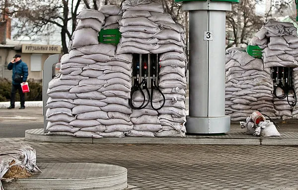 در دونستک اوکراین به منظور جلوگیری از اصابت گلوله ها به پمپ های بنزین و انفجار آن&zwnj;ها از کیسه های شن و خاک استفاده کرده اند.
