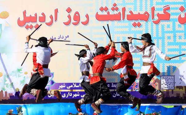 جشن بزرگداشت روز اردبیل در مجتمع گردشگری دریاچه شورابیل./IRNA
