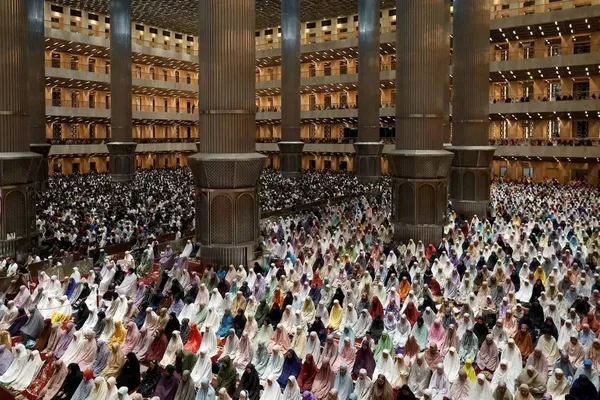 جاکارتا، اندونزی ـ برپایی نماز مسلمانان اندونزی در اولین شب ماه مبارک رمضان در مسجد جامع استقلال 