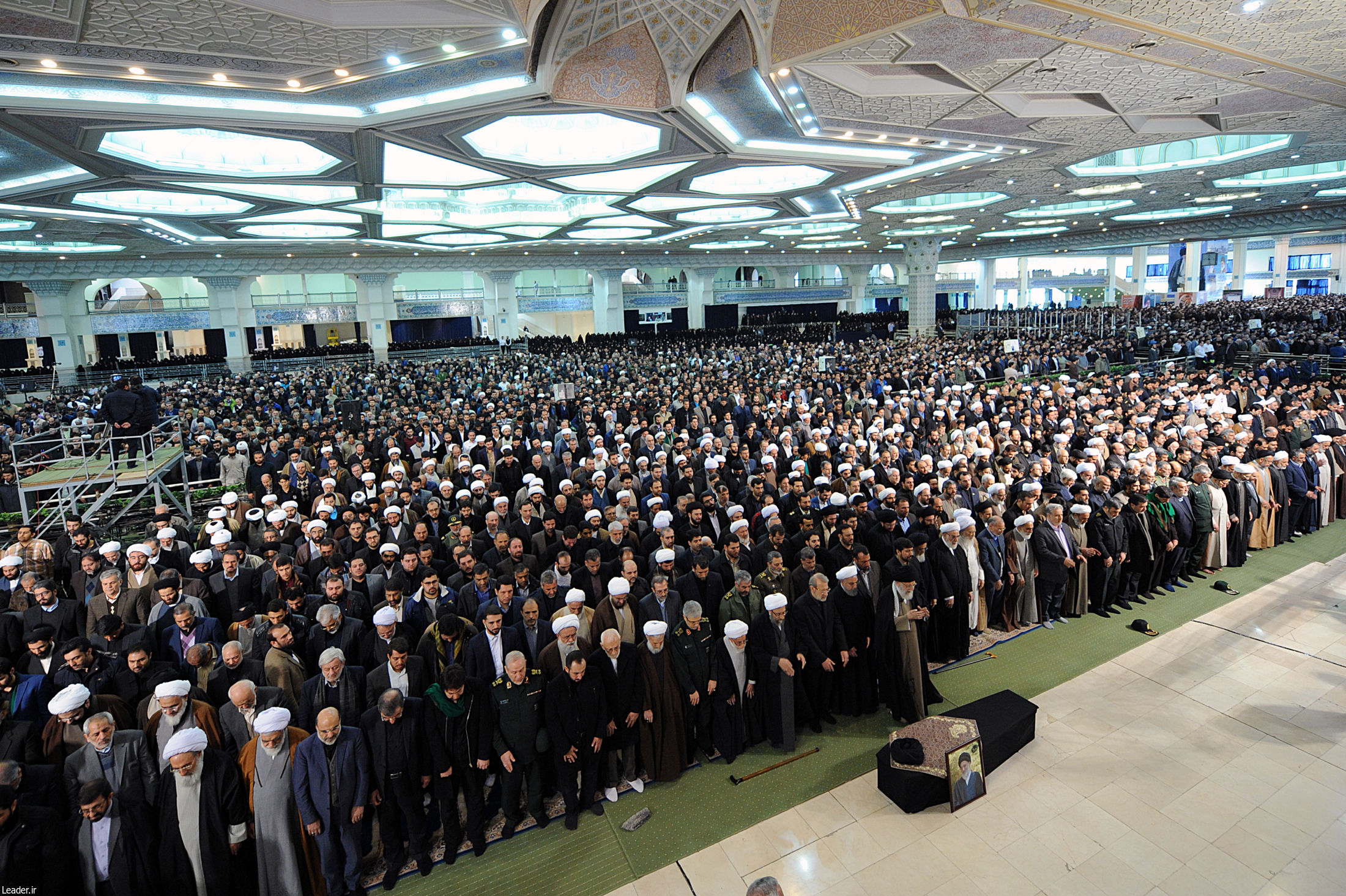 اقامه نماز رهبری بر پیکر آیت الله هاشمی شاهرودی