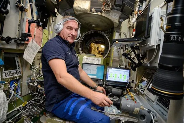 عکس چهارم ، نشان دهنده "الکساندر اسکورتسوف"(Aleksandr Skvortsov) از "سازمان فضایی فدرال روسیه"(Roscosmos) است. وی در این عکس در حال آموزش ورود یک محموله روسی به ایستگاه فضایی است.