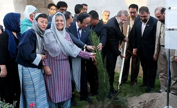 مراسم کاشت نهال دوستی با حضور علی لاریجانی، رئیس مجلس شورای اسلامی و مهمانان مجمع عمومی کنفرانس نمایندگان کشورهای حوزه آسیا - اقیانوسیه پیرامون محیط زیست و توسعه./TASNIM
