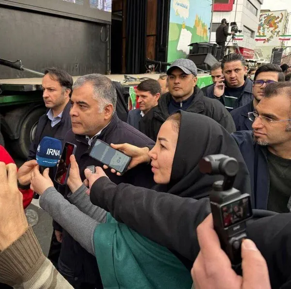 حضور محسن پاک&zwnj;نژاد، وزیر نفت و معاونانش در راهپیمایی ٢٢ بهمن 