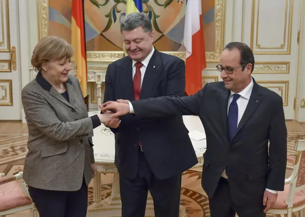 صدراعظم آلمان و رئیس جمهوری فرانسه در کی&zwnj;ف با رئیس جمهوری اوکراین دیدار کردند. رهبران فرانسه و آلمان روز پنجشنبه طرح صلح جدیدی برای پایان دادن به درگیری&zwnj;ها در شرق اوکراین ارائه دادند. آن&zwnj;ها پیش از سفر به روسیه، رئیس جمهوری اوکراین را در جریان طرح صلح جدید خود قرار دادند. آنجلا مرکل، صدراعظم آلمان و فرانسوا اولاند، رئیس جمهوری فرانسه با پترو پروشنکو دیدار و درباره ابتکار جدید رهبران اروپایی برای صلح بحث و گفت&zwnj;وگو کردند.