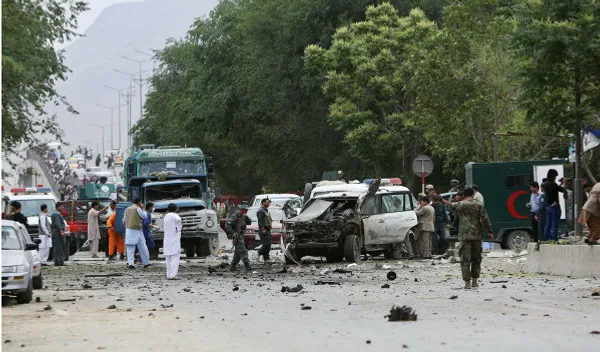 در نتیجه یک حمله انتحاری به کاروان انتخاباتی عبدالله عبدالله، یکی از دو نامزد دور دوم انتخابات ریاست جمهوری افغانستان، موتر/خودروی حامل آقای عبدالله منهدم شده اما به خود او آسیبی نرسیده است.این انفجار حوالی ظهر روز جمعه، ١٦ جوزا/خرداد در حومه شمال غربی کابل پایتخت اتفاق افتاد./BBC-AP