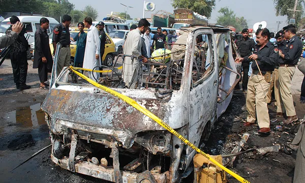 پلیس پاکستان می&zwnj;گوید دست&zwnj;کم پنج مسافر اتوبوس در انفجار بمب در شمال غربی این کشور کشته و شماری دیگر زخمی شدند.بمب در ترمینال اتوبوس در منطقه کوهات ایالت خیبر پختونخوا منفجر شده است. مشخص نیست که بمب در اتوبوس کار گذاشته شده بوده یا در ایستگاه.اتوبوس در حال حرکت زمانی منفجر شد که صد&zwnj;ها مسافر به ایستگاه آمده بودند تا برای جشن عید قربان به شهرهای خود بازگردند./Dawn
