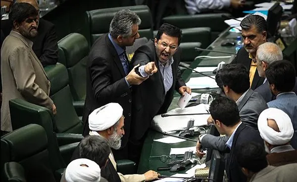 جواد جهانگیرزاده نمایندگان ارومیه در صحن علنی مجلس با کوچک زاده درگیری لفظی پیدا کرد و خطاب به وی گفت: تو حرف نزن! پرونده تو دست من است!در جلسه امروز مجلس پس از آنکه هیأت رئیسه موضوع انتخاب ناظران هیأت نظارت در مطبوعات را به عنوان دستور کار صحن علنی قرائت کرد، برخی از وکلای ملت به دلیل آنچه که وجود ابهام در تعداد کاندیداهای این هیأت می&zwnj;خواندند، خطاب به هیأت رئیسه انتقاد و اعتراض کردند.در جریان این انتقادات و اعتراض ها در گوشه&zwnj;ای از صحن علنی جواد جهانگیرزاده نماینده ارومیه با مهدی کوچک&zwnj;زاده نماینده تهران دچار درگیری لفظی شد تا آنجا که جهانگیرزاده خطاب به وی گفت: تو حرف نزن! بشین سر جات! پرونده تو دست من است!پس از این درگیری لفظی جهانگیرزاده و کوچک&zwnj;زاده، برخی نمایندگان مجلس از جمله سید علی طاهری نماینده گرگان اطراف صندلی جهانگیرزاده جمع شدند تا او را آرام کنند./MNA
