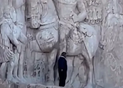 بالا رفتن از نقش رستم برای عکس یادگاری!