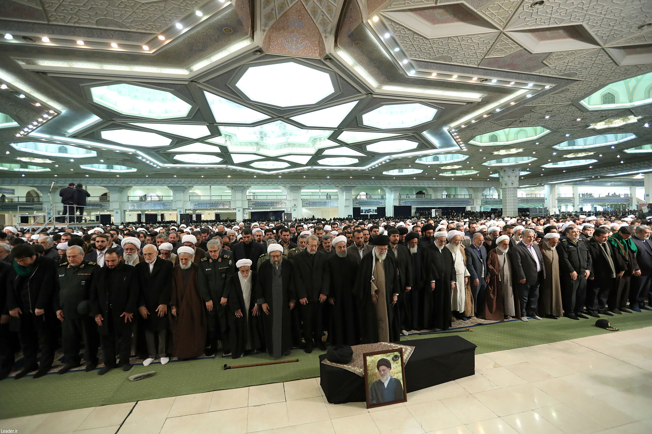اقامه نماز رهبری بر پیکر آیت الله هاشمی شاهرودی