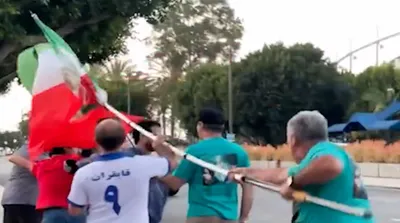 تصاویر حمله سلطنت طلبان به اتوبوس تیم ملی فوتبال