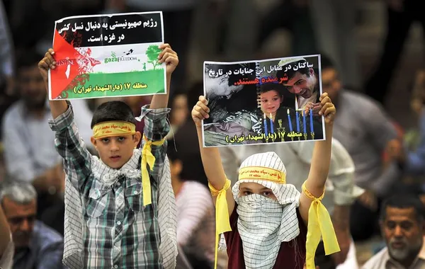 نماز عبادی و سیاسی جمعه این هفته دوم مرداد تهران به امامت حجت الاسلام والمسلمین کاظم صدیقی اقامه شد.حاشیه دیدنی نماز جمعه این هفته در قاب تصویر/IRNA
