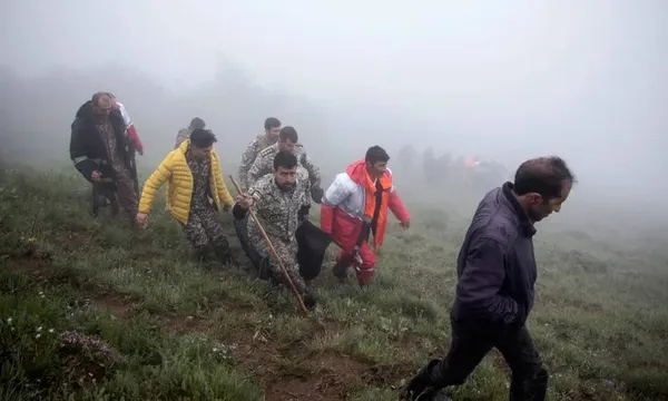 ورزقان ـ نیروهای امدادی در حال حمل اجساد مقامات در سانحه سقوط بالگرد رئیس جمهور، ابراهیم رئیسی، وزیر امور خارجه، حسین امیرعبداللهیان و چند تن دیگر در این حادثه به شهادت رسیدند.