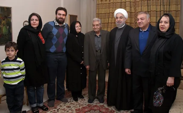 حجت الاسلام حسن روحانی رییس جمهوری اسلامی ایران شامگاه چهارشنبه با حضور در منزل شهید ناخدا سوم فرشاد پاسدار با خانواده این شهید دیدار وگفت گو کردند./IRNA
