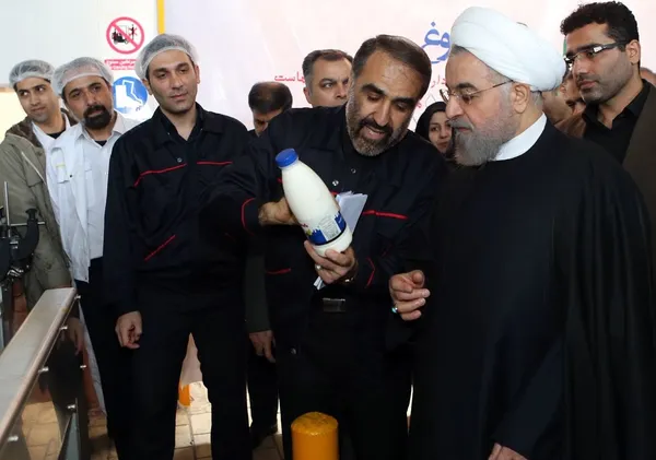 حجت الاسلام حسن روحانی رییس جمهوری ضمن حضور در مراسم عزاداری اربعین حسینی در شرکت صنایع شیر ایران از محصولات ، فرآیند و بخش های مختلف تولید این شرکت دیدن کرد./IRNA
