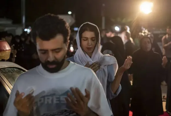 تهران ـ میدان ولیعصر ـ دعای مردم تهران برای سلامتی رئیس جمهور