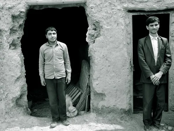 حسن، برادر بزرگ معصومه که او هم نابیناست و در این تصویر کنار علی ایستاده