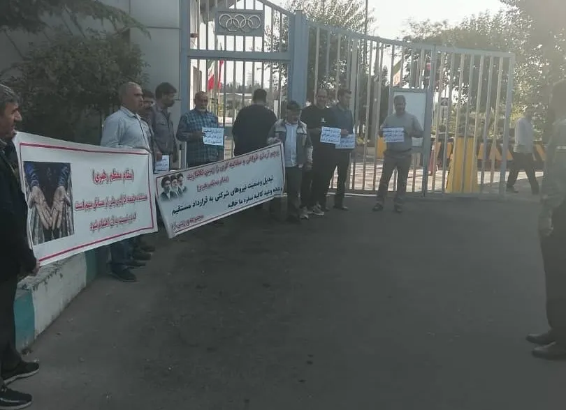 تجمع دوباره کارگران ورزشگاه آزادی مقابل وزارت ورزش؛ سه ماه حقوق و بیمه پرداخت نشده است