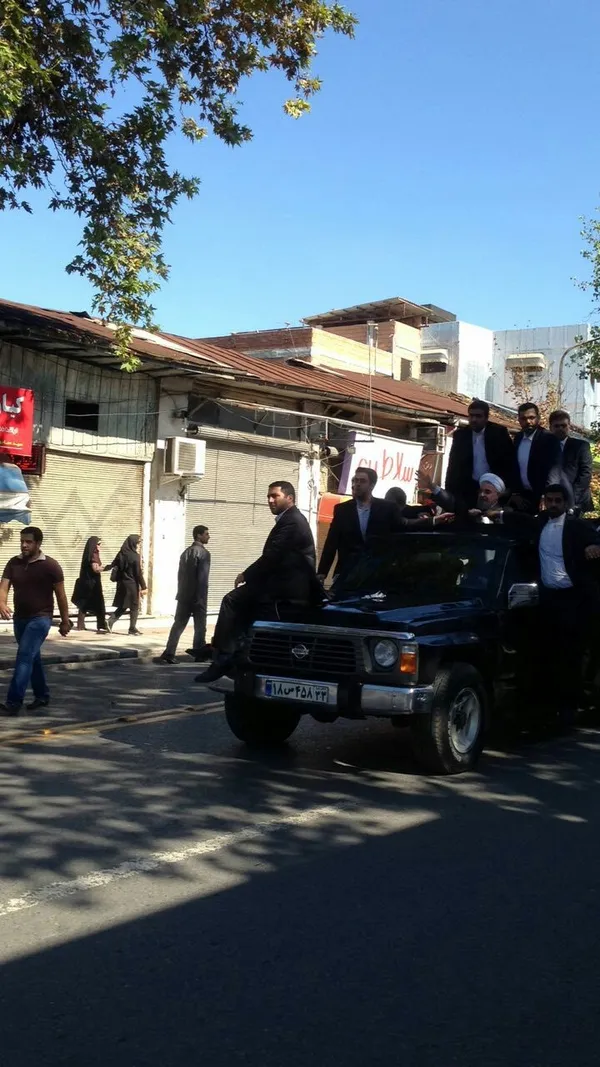 این تصویر که به نظر می&zwnj;رسد با دوربین تلفن همراه به ثبت رسیده، در روزهای گذشته آنقدر در شبکه های اجتماعی دست به دست شد که "استقبال اندک" از رئیس جمهور برای همه سوال برانگیز شد.