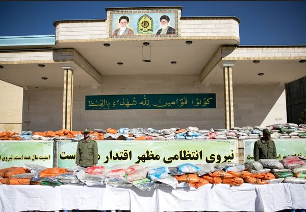 &zwnj;شب گذشته بزرگ&zwnj;ترین محموله مواد مخدر کشور به میزان هفت تن تریاک و ارزش ۱۴۰میلیارد ریال داخل یک دستگاه بونکر سیمان به همراه سه قبضه سلاح جنگی و بیش از ۱۲ کیلو&zwnj;گرم هرویین و تعدادی خودرو در شیراز از قاچاقچیان کشف شد./IRNA
