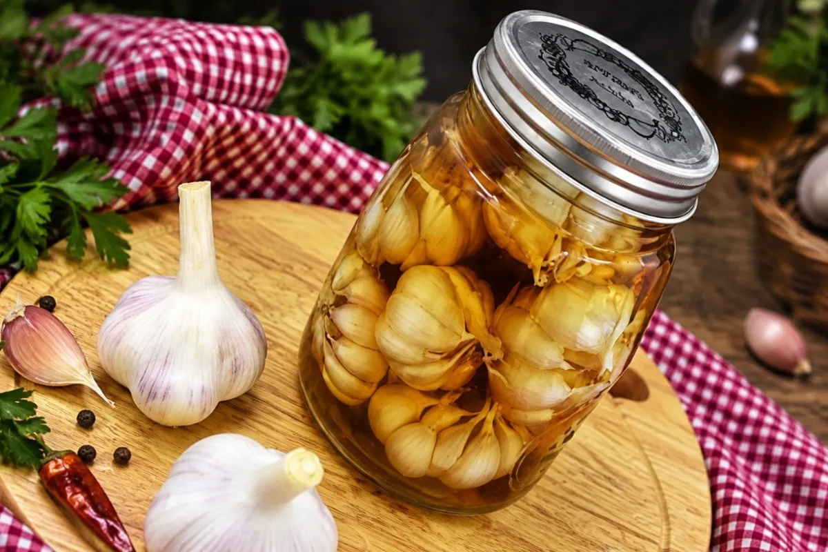 تهیه سیر ترشی خانگی به روشی ساده