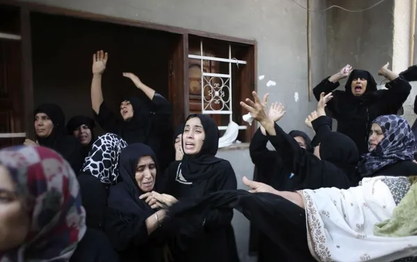 در حالی&zwnj;که تلاش&zwnj;های بین&zwnj;المللی برای پایان دادن به خشونت&zwnj;ها در غزه، هنوز نتیجه&zwnj;ای نداشته است، شمار شهدای فلسطینی به دست&zwnj;کم ۱۲۶۰ تن رسیده و در پی حمله به نیروگاه برق در غزه، برق خانه&zwnj;ها و مراکز امدادی قطع شده، حماس نیز آتش&zwnj;بس با صهیونیست ها را رد کرده است. در تازه&zwnj;ترین حملات در بامداد چهارشنبه هشتم مرداد ماه، به مدرسه&zwnj;ای در غزه، دست&zwnj;کم ۲۰ تن شهیدشده&zwnj;اند. این مدرسه دخترانه در جبلیه به سازمان ملل تعلق داشته که به عنوان پناهگاه از آن استفاده می&zwnj;شده است. یک مقام سازمان ملل حمله به مدرسه را تأیید کرده ولی آمار قربانیان را کمتر از آنچه خبرگزاری&zwnj;ها نقل کرده&zwnj;اند، عنوان کرده است./RFE/RL-Reuters
