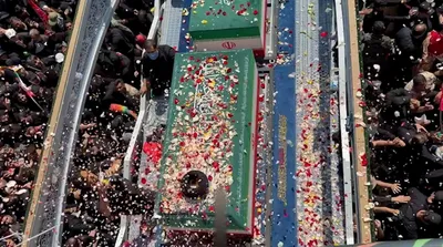 نمایی از گلباران پیکر رهبر شهید انقلاب