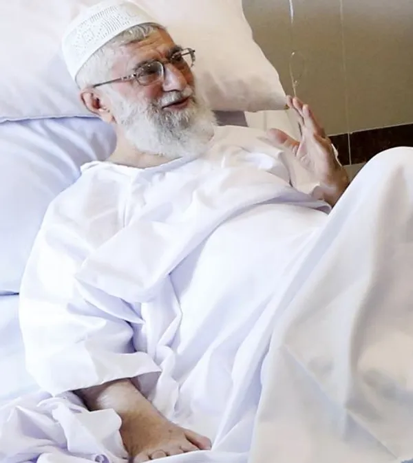 حضرت آیت الله خامنه&zwnj;ای رهبر معظم انقلاب در روز دوم بستری پس از عمل جراحی در یکی از بیمارستان&zwnj;های تهران. /Leader O. W