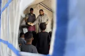 عکس: توزیع غذا میان دانش‌آموزان چادرنشین در غزه