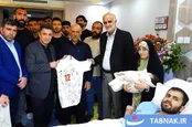 عکس: عیادت اعضای تیم ملی فوتبال از حسین محمدی، جانباز پای لانچر جنگ رمضان